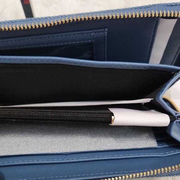 🔹️Betsey Johnson🔹️ Denim XOZIP-E Blue Floral Embroidered wallet + Wristlet - Picture 5 of 7